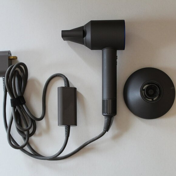 Dyson Hairdryer with Diffuser and Smoothing Nozzle Magnetic Attachments, ExCond. - Picture 2 of 4